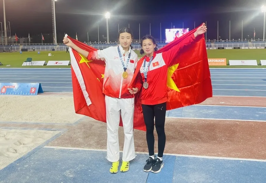 Ngọc Ánh (phải) đã có HCB quan trọng tại giải vô địch trẻ châu Á 2025 (dành cho nhóm tuổi U18). Ảnh: NGUYỄN ĐỨC