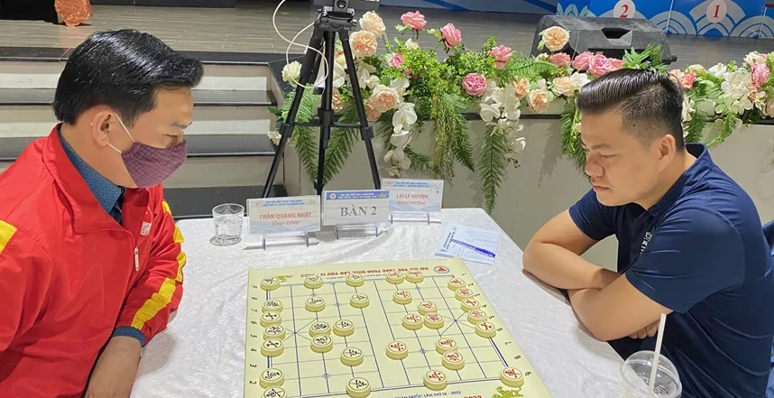 Lại Lý Huynh (phải) tiếp tục là kỳ thủ được giới chuyên môn chú ý ở giải vô địch quốc gia 2025. Ảnh: MINH MINH