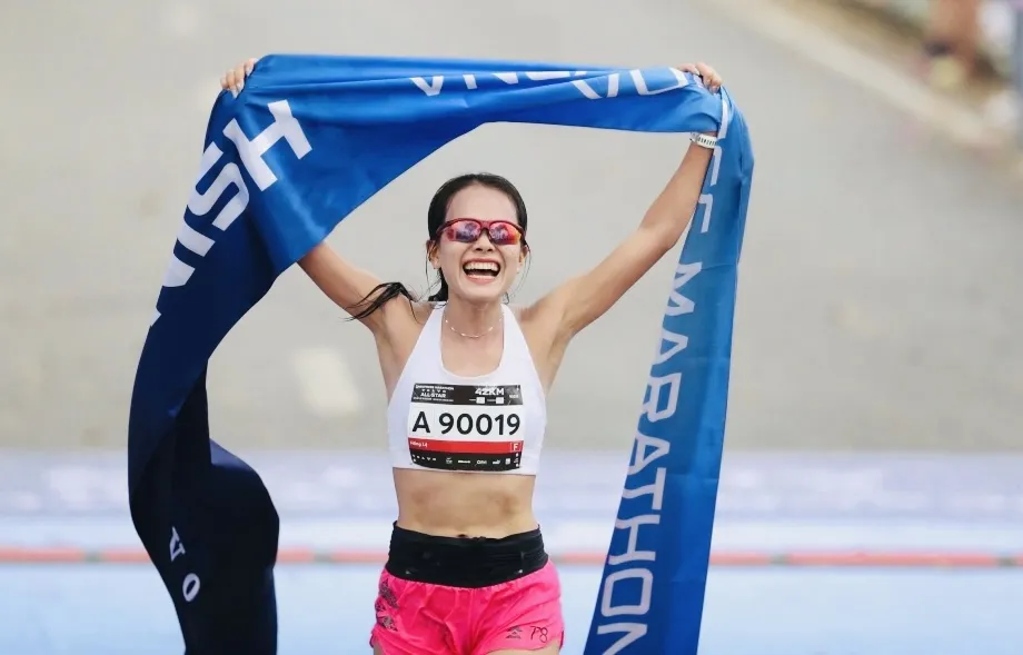 Phạm Thị Hồng Lệ đã chiến thắng tại cự ly marathon - 42km sau khi vượt qua Hoàng Thị Ngọc Hoa. Ảnh: VMT
