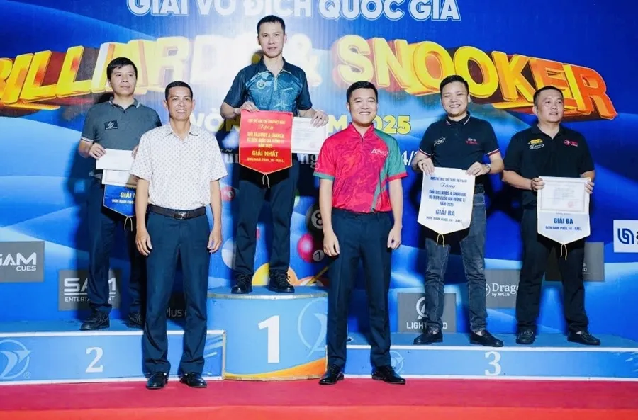 Các cơ thủ đạt thành tích đã được ban tổ chức trao chứng nhận. Ảnh: ĐOÀN TUẤN