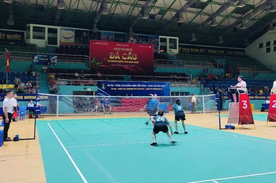 Cầu thủ thi đấu giải đá cầu quốc gia 2025 tại Bà Rịa-Vũng Tàu. Ảnh: MINH MINH