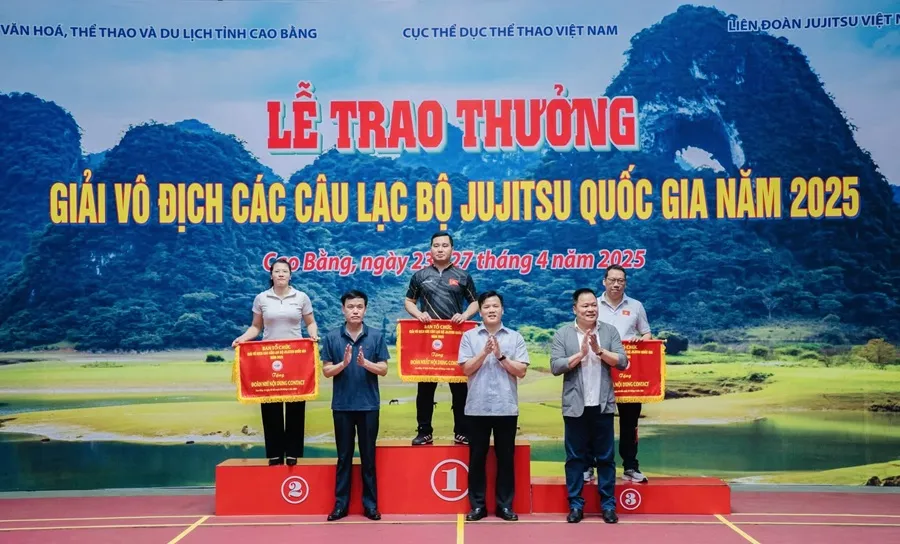 Ban tổ chức trao kết quả chung cuộc cho các đoàn tại giải năm nay. Ảnh: TRẦN VĂN
