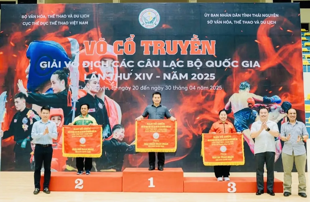 Các đơn vị có thứ hạng dẫn đầu tại nội dung biểu diễn quyền thuật được trao cờ lưu niệm. Ảnh: VOCOTRUYENVN