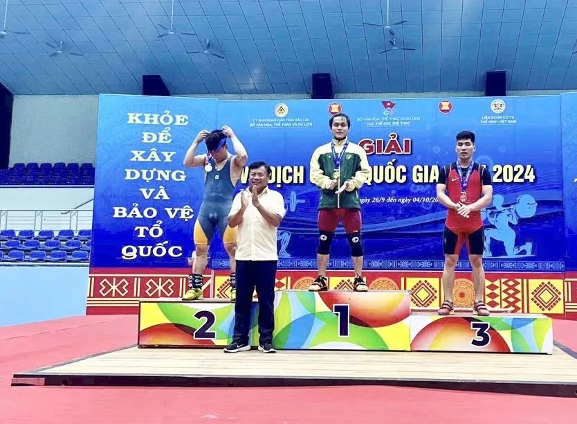 Nguyễn Trần Anh Tuấn (giữa) là đại diện duy nhất của cử tạ nam Việt Nam đăng ký hạng 61kg tại giải vô địch châu Á 2025. Ảnh: MINH MINH