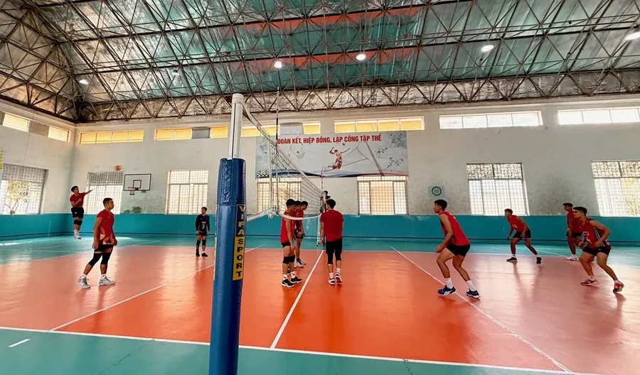 Đội tuyển bóng chuyền nam Việt Nam đang tập huấn trước khi lên đường đi Nhật Bản thi đấu. Ảnh: MINH MINH