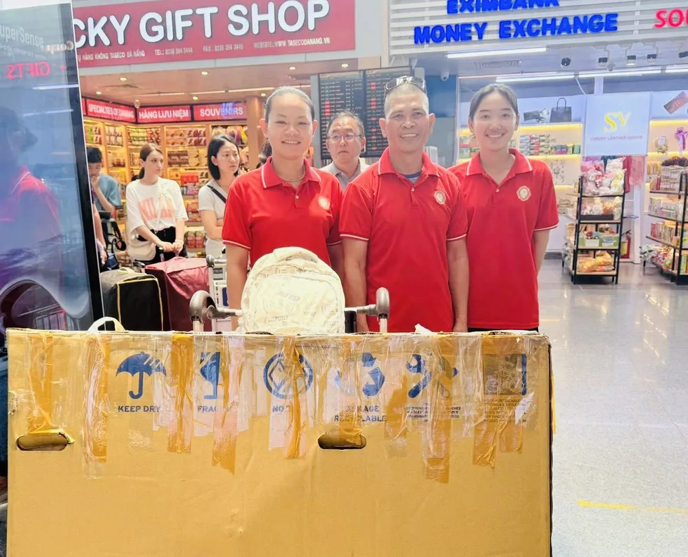 HLV Mai Công Hiếu và học trò đội xe đạp trẻ lên đường tới Trung Quốc tập huấn. Ảnh: MAI CÔNG