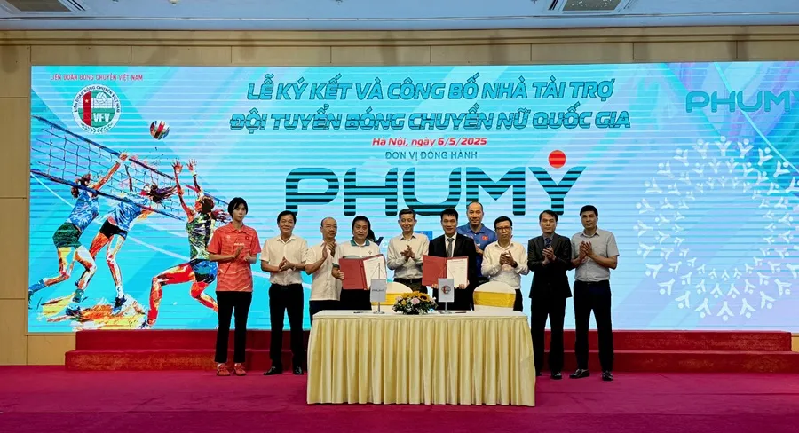 Đội tuyển bóng chuyền nữ Việt Nam đã ký hợp đồng cùng nhà tài trợ riêng đầu tiên cho mình. Ảnh: MINH MINH