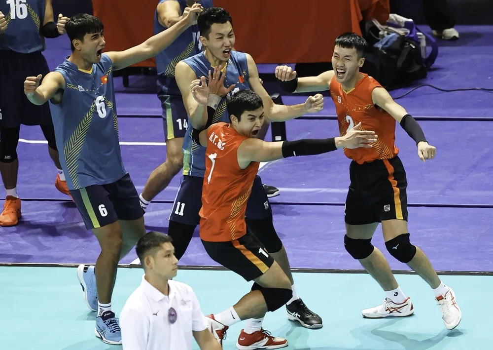 Đội tuyển bóng chuyền nam Việt Nam đã có 14 cầu thủ chính thức tới Nhật Bản thi đấu. Ảnh: AVC