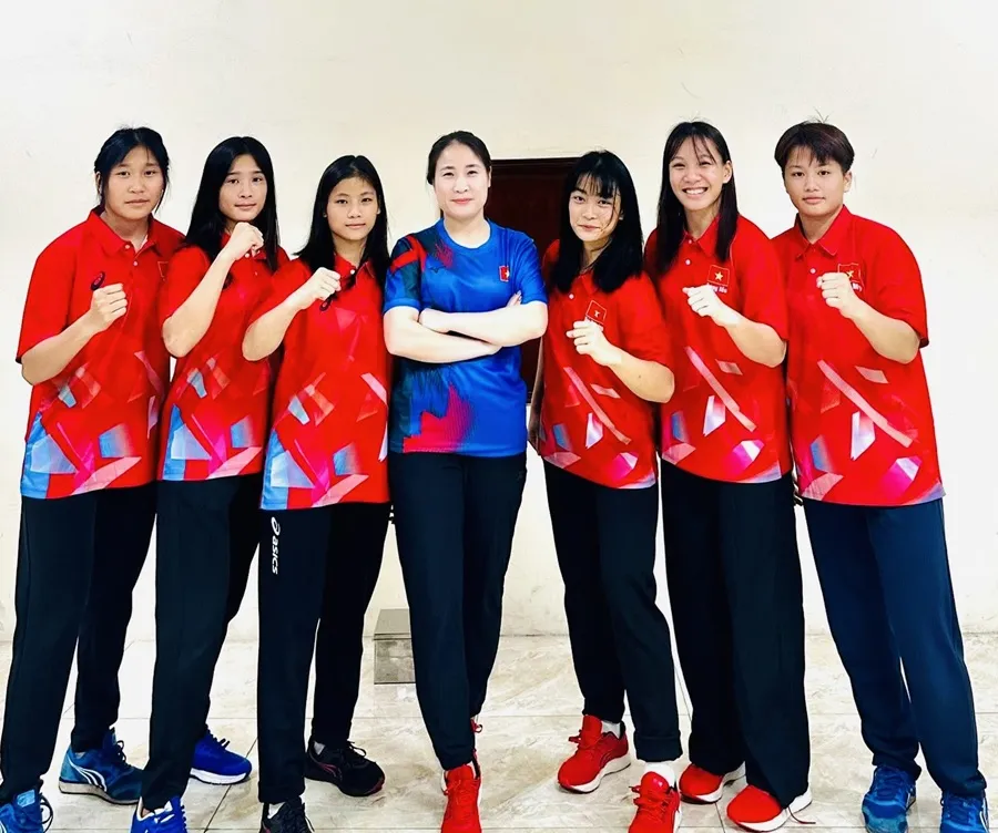 HLV Nguyễn Thị Lụa (giữa) và các học trò vật nữ trẻ tham dự giải vô địch Đông Nam Á 2025 tại Singapore. Ảnh: LỤA NGUYỄN