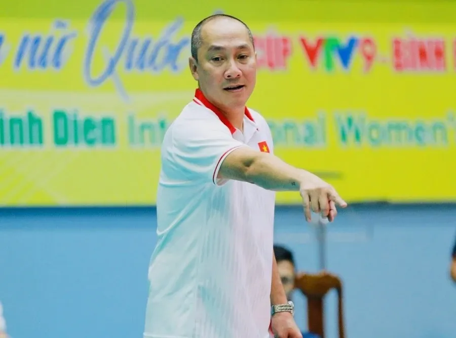 HLV Nguyễn Tuấn Kiệt sẽ bổ sung nhân sự vào ban huấn luyện sau giai đoạn tập huấn đầu tiên của đội tuyển bóng chuyền nữ Việt Nam. Ảnh: DŨNG PHƯƠNG