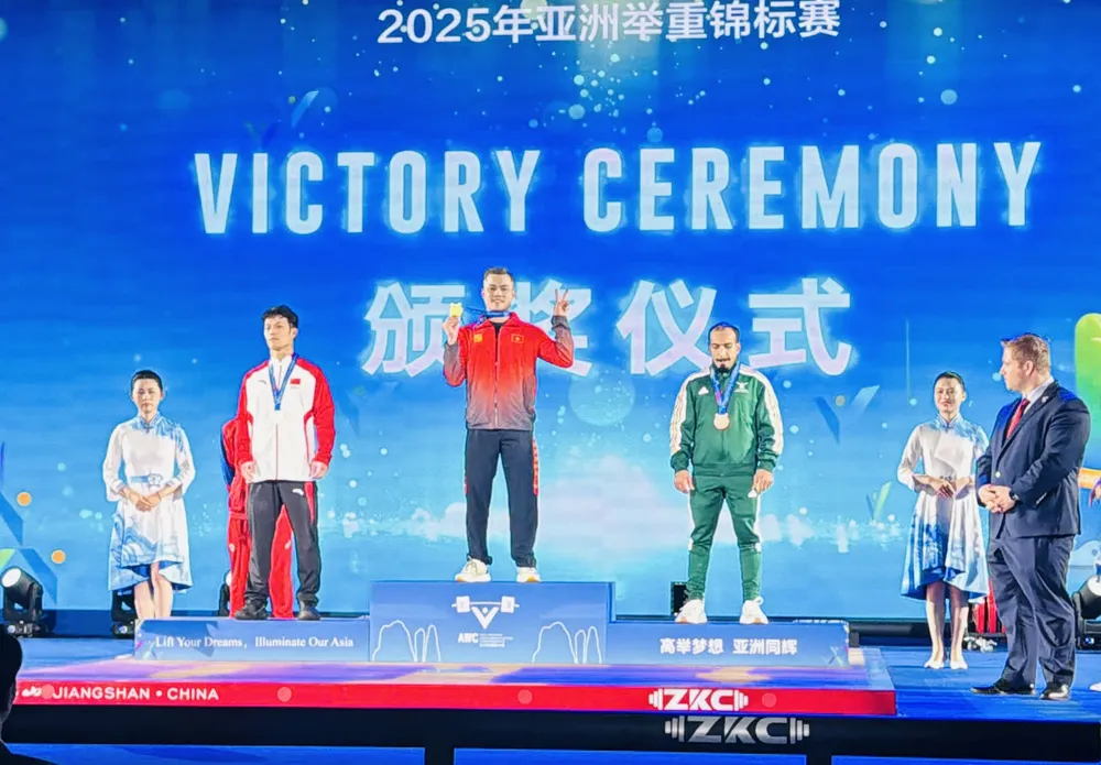 Lại Gia Thành giành tấm HCV đầu tiên cho cử tạ Việt Nam tại giải vô địch châu Á 2025. Ảnh: NGUYỄN HUY