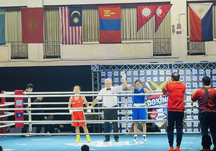 Ngô Ngọc Linh Chi (xanh) là gương mặt sẽ thi đấu giải vô địch trẻ, vô địch U22 năm 2025 cho đội boxing trẻ Việt Nam. Ảnh: ĐÀM CÔNG