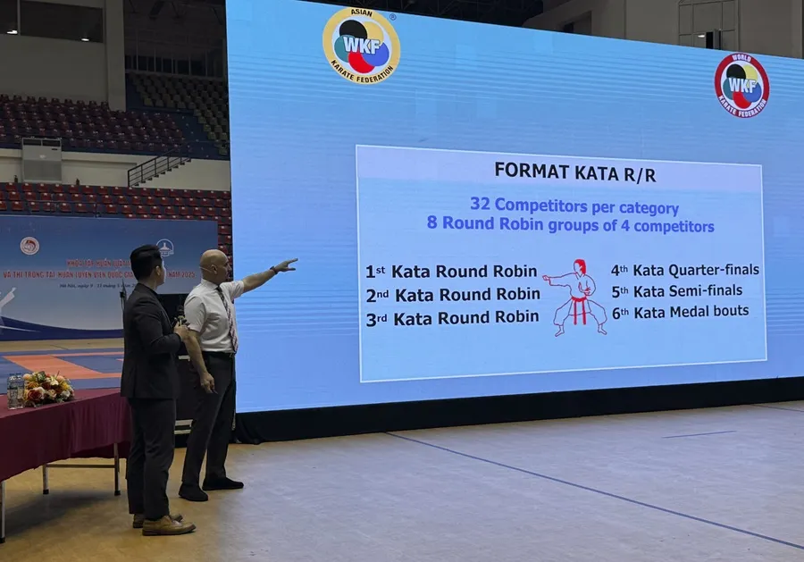 Tổng trọng tài của Liên đoàn karate châu Á đang có mặt giảng chuyên môn tại Việt Nam. Ảnh: MINH MINH