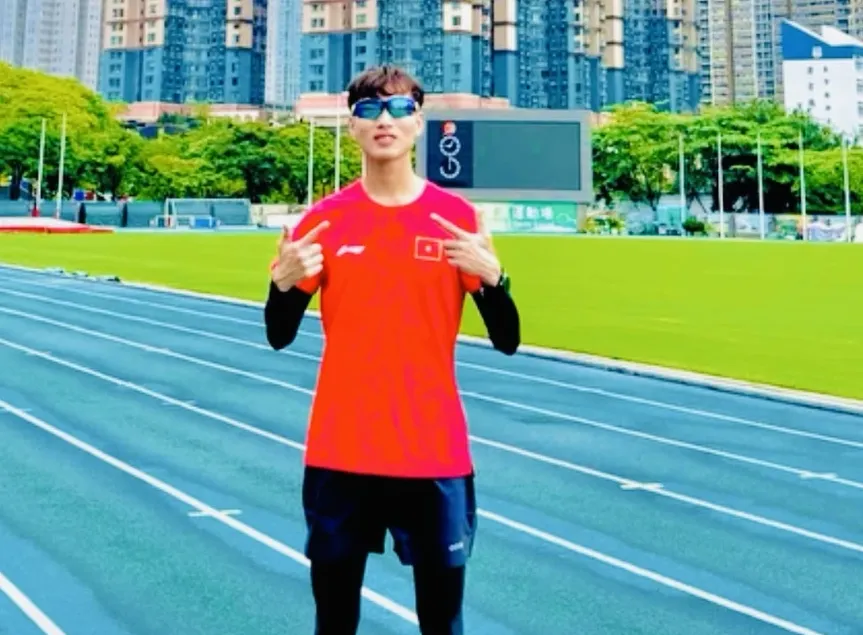 Lê Tiến Long giành thêm tấm HCV cự ly 5.000m nam tại giải đấu ở Hồng Công (Trung Quốc). Ảnh: L.T.LONG