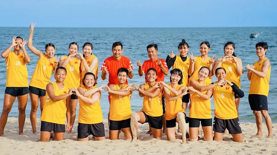 Đội bóng ném bãi biển nữ Việt Nam tranh trận HCV giải châu Á 2025 trước đội Philippines. Ảnh: PICHOOF