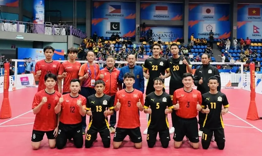 Đội cầu mây Việt Nam chụp ảnh lưu niệm cùng đội Malaysia tại trận bán kết giải đấu. Ảnh: MALAYSIAST