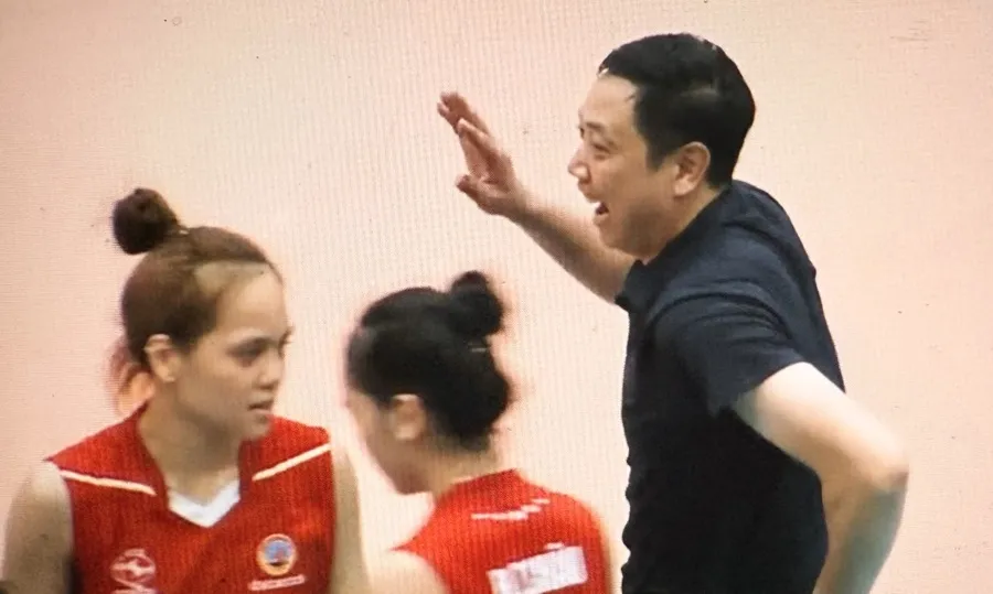 HLV Nguyễn Trọng Linh và cầu thủ trẻ Binh chủng Thông tin đã vô địch giải trẻ quốc gia năm 2025. Ảnh: VFV