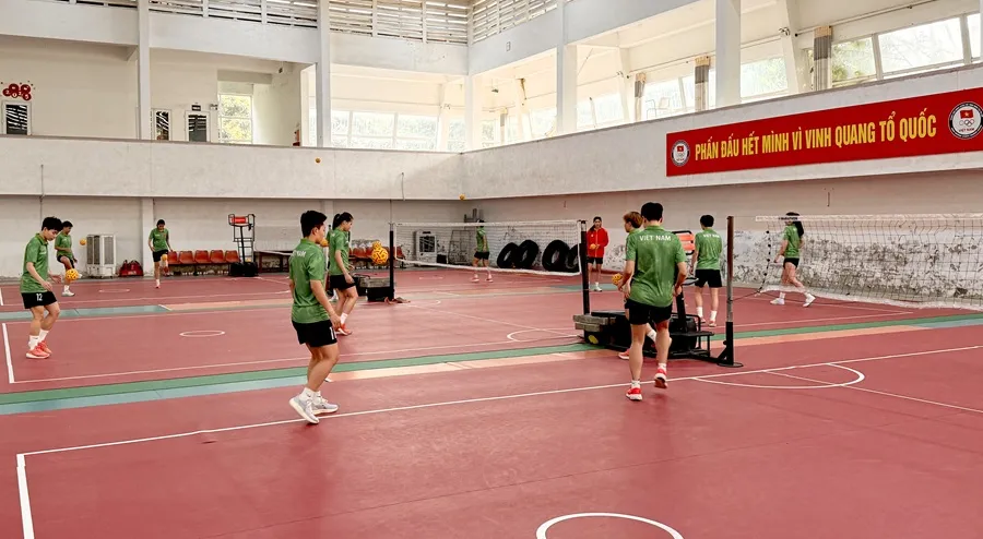 Tuyển thủ đội tuyển cầu mây Việt Nam đang tập luyện tích cực hướng tới đấu trường SEA Games 33-2025. Ảnh: MINH MINH