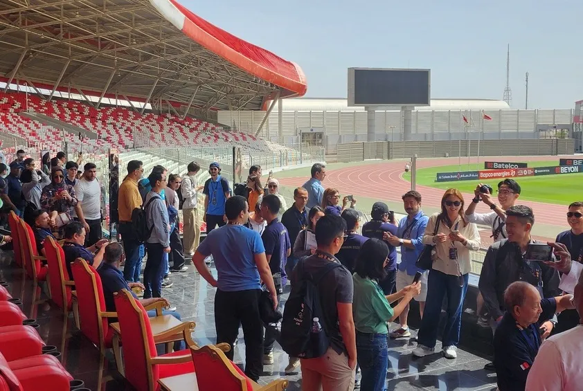 Đại diện các quốc gia đã tới sân vận động trung tâm của Đại hội thể thao trẻ châu Á 2025 để nắm bắt công tác chuẩn bị. Ảnh: OCA