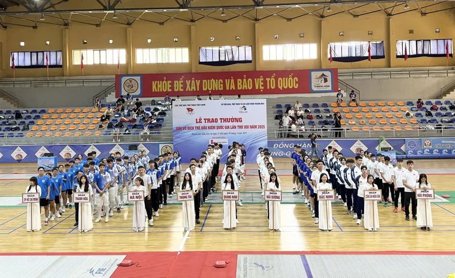 VĐV đấu kiếm cả nước tham dự giải vô địch trẻ quốc gia 2025. Ảnh: MINH MINH