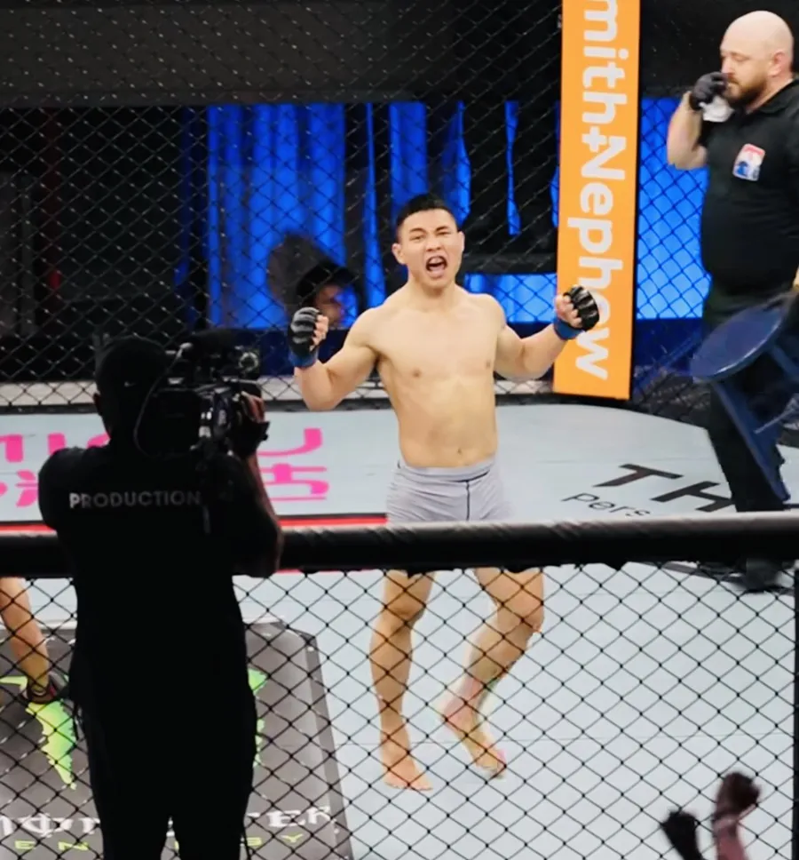 Võ sỹ Nghiêm Văn Ý đã chiến thắng để là VĐV Việt Nam đầu tiên vào bán kết giải Road to UFC 2025. Ảnh: UFC