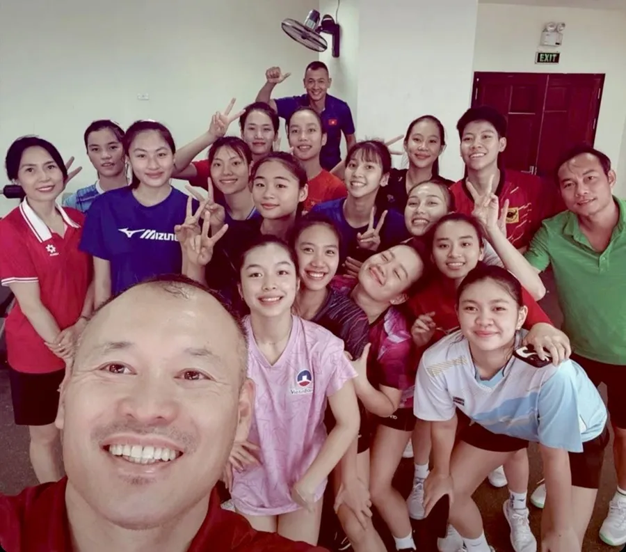 Đội bóng chuyền nữ trẻ Việt Nam đang có mặt tại Quảng Ninh. Ảnh: KARL LIM