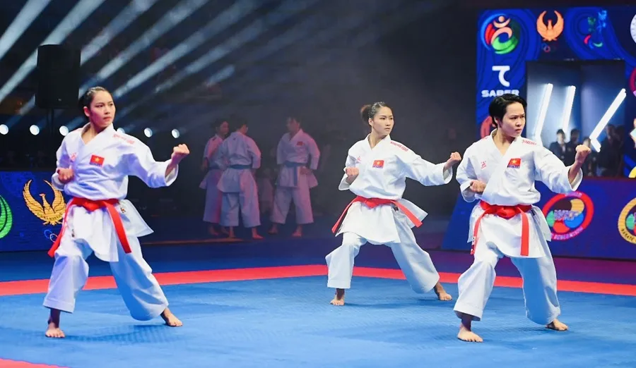 Đội kata nữ của tuyển karate Việt Nam thi đấu tại trận chung kết và giành HCV. Ảnh: AKF