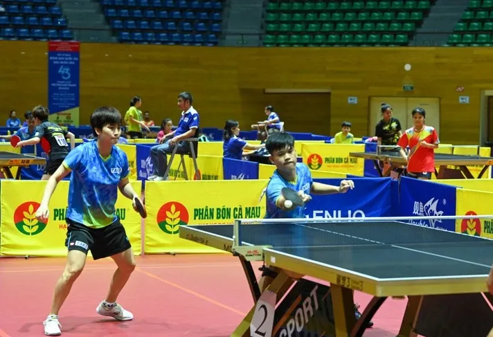 Cặp tay vợt của TPHCM giành HCV nội dung đôi nam nữ tại giải đấu năm nay. Ảnh: DUY LINH