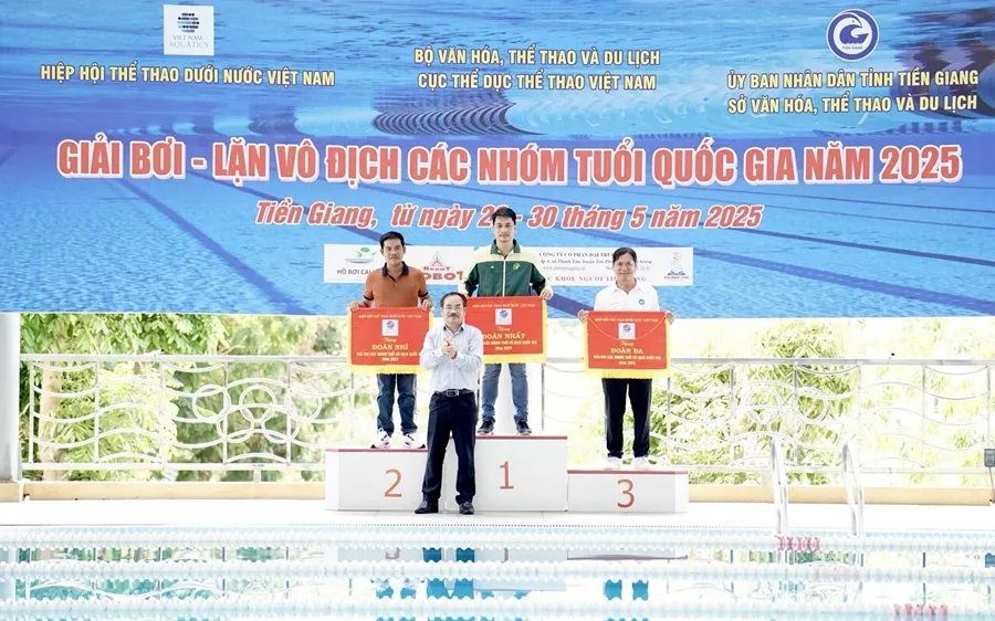 Chủ tịch Hiệp hội thể thao dưới nước Việt Nam - ông Phạm Hồng Lĩnh trao cờ nhất đoàn cho các đơn vị tham dự giải tại Tiền Giang. Ảnh: VASA