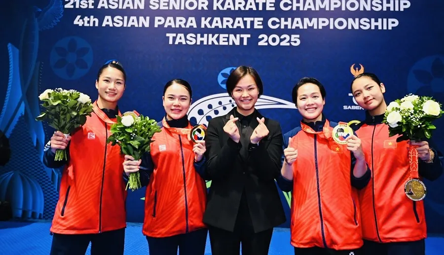 HLV Đỗ Thị Thu Hà (giữa) và tuyển thủ kata nữ của đội karate Việt Nam đã giành HCV châu Á 2025. Ảnh: AKF