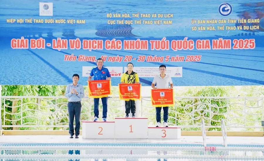 Ban tổ chức đã trao cờ lưu niệm cho các đoàn dẫn đầu tại lễ bế mạc giải. Ảnh: NGUYỄN NGỌC