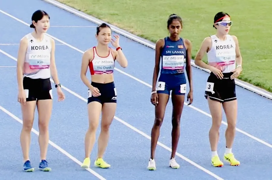 Tuyển thủ Nguyễn Thị Oanh (thứ 2 từ trái qua) đã phá kỷ lục quốc gia nội dung 5.000m từ kết quả thi đấu tại giải vô địch châu Á 2025. Ảnh: AAA