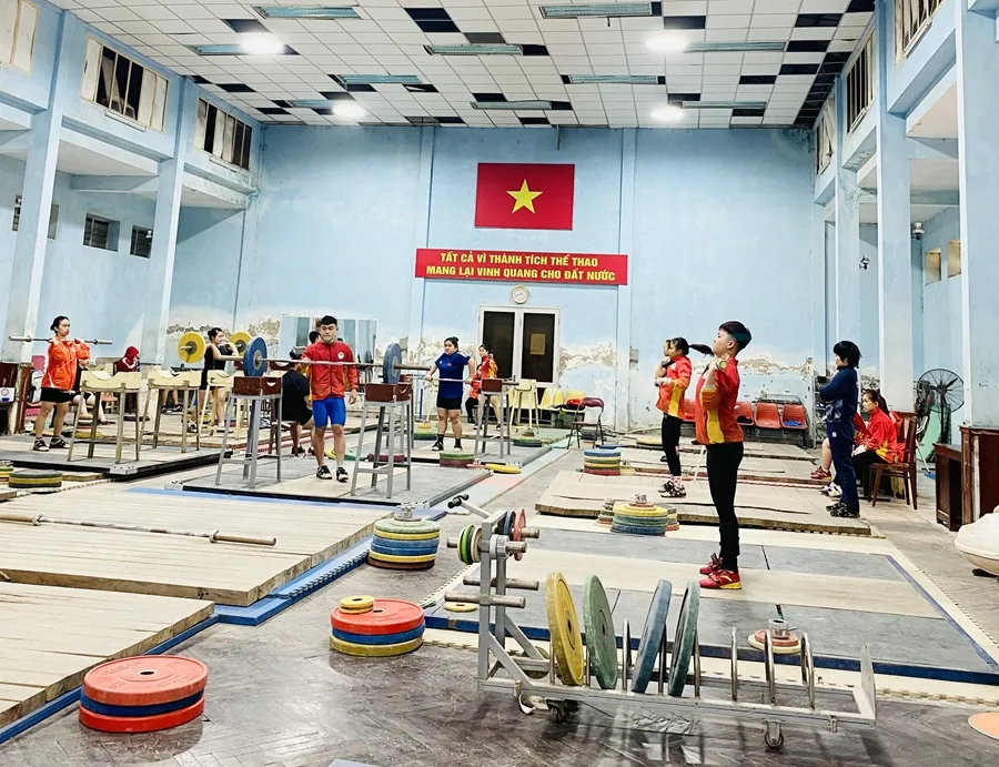 VĐV cử tạ trẻ tập luyện với sự khổ luyện để có thành công trong tương lai. Ảnh: MINH MINH