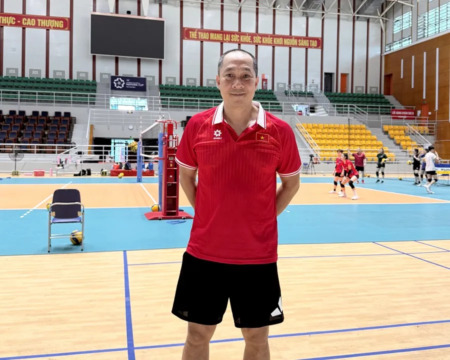 HLV Nguyễn Tuấn Kiệt đang tích cực chuẩn bị chuyên môn cho cầu thủ trước khi bước vào thi đấu chính thức. Ảnh: MINH MINH