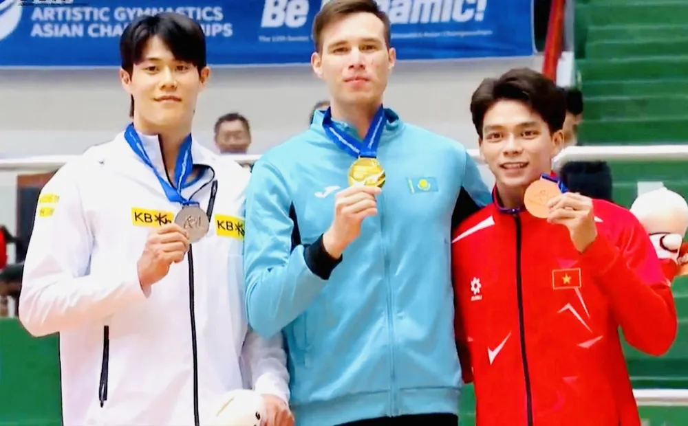 Xuân Thiện (áo đỏ) có HCĐ giải vô địch châu Á 2025. Ảnh: ASIAGYMNASTIC
