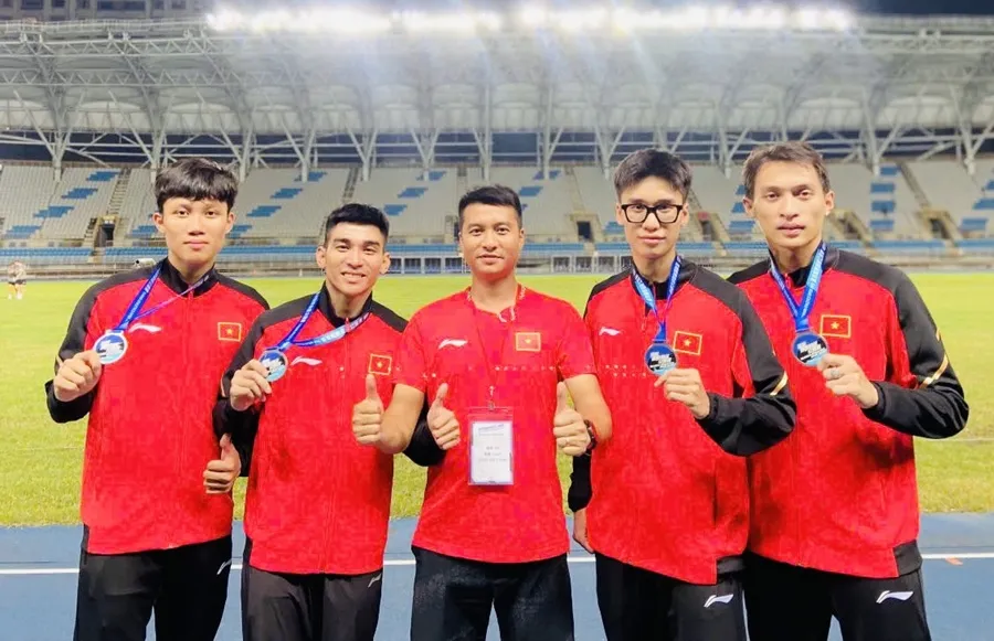 Tổ tiếp sức 4x400m nam Việt Nam đã giành HCB tại Đài Bắc Trung Hoa và có kết quả vượt kỉ lục quốc gia. Ảnh: VĂN THÀNH