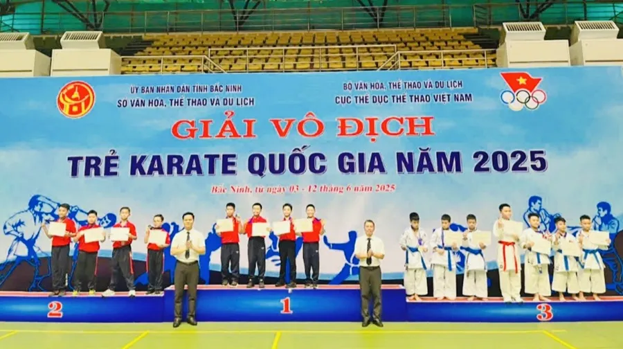 Các VĐV trẻ đã thi đấu đạt thành tích tại giải karate vô địch trẻ quốc gia 2025. Ảnh: MINH MINH