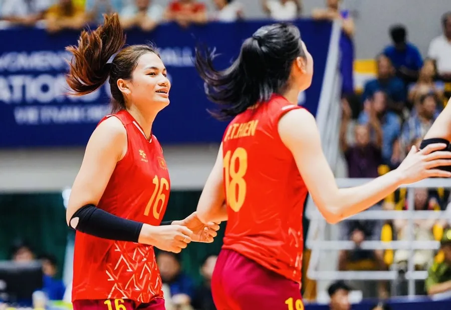 Cầu thủ đội tuyển bóng chuyền nữ Việt Nam có niềm vui trong chiến thắng cuối tại vòng bảng. Ảnh: VCT