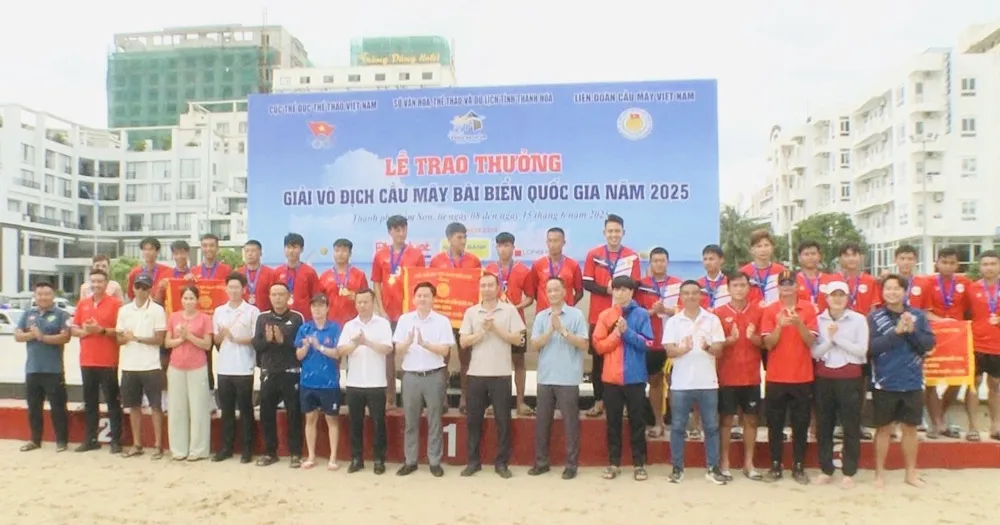 Ban tổ chức trao thưởng cho các đội giành thành tích cao tại giải. Ảnh: CAUMAYVN