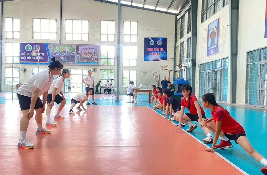 Cầu thủ trẻ đã tham gia buổi tuyển chọn VĐV năng khiếu tại đội Binh chủng Thông tin vừa qua. Ảnh: MINH MINH