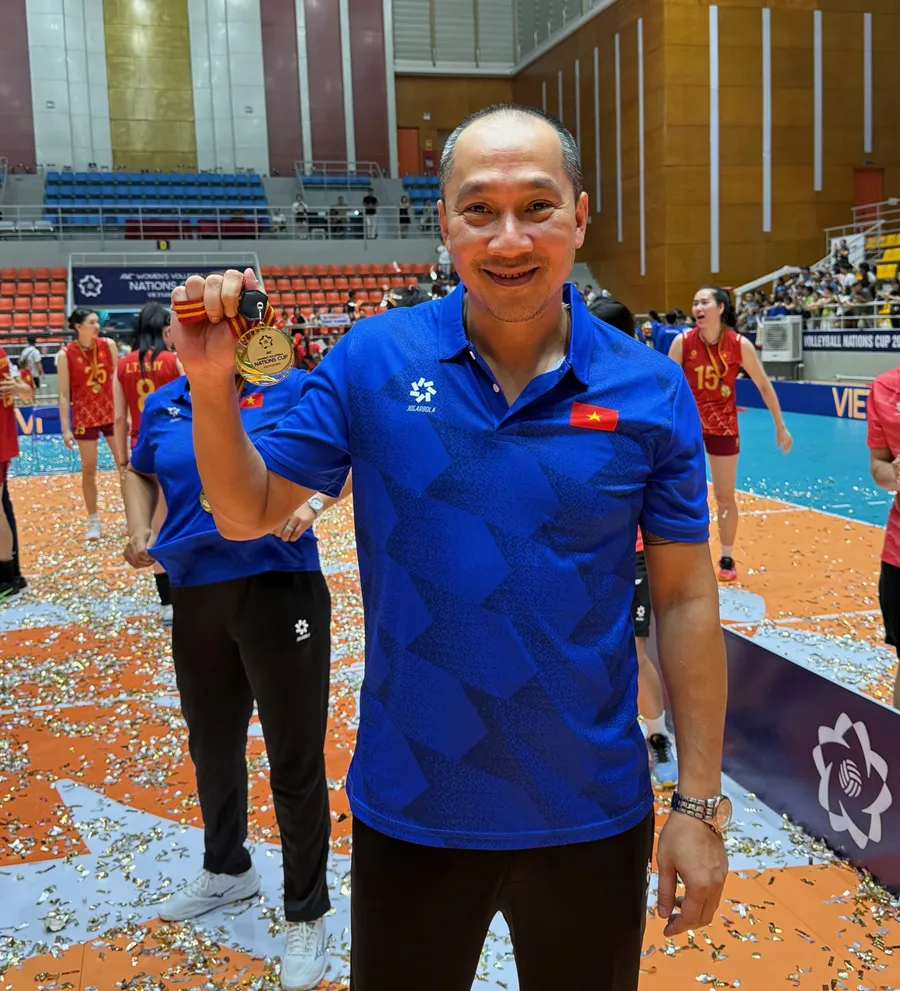 HLV Nguyễn Tuấn Kiệt chúc mừng các cầu thủ đã có ngôi vô địch AVC Nations Cup 2025. Ảnh: MINH MINH