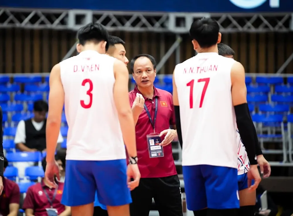 HLV Trần Đình Tiền và học trò quyết tâm sẽ cải thiện phong độ tại giải AVC Nations Cup 2025. Ảnh: FIVB