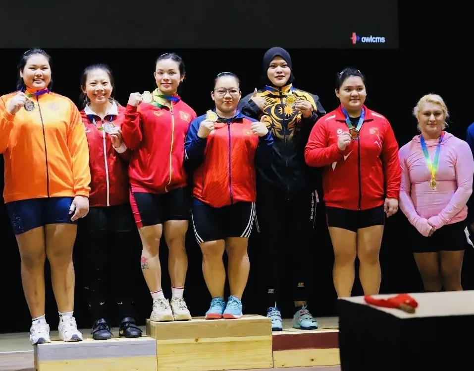 Phạm Thị Hồng Thanh (thứ 3 từ trái qua) đã có ngôi vô địch Đông Nam Á 2025. Ảnh: H.THANH