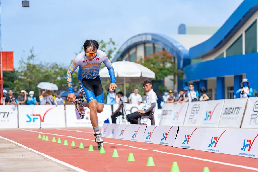 VĐV roller sports đã thi đấu với nhiều kĩ thuật khó tại giải năm nay. Ảnh: SFV