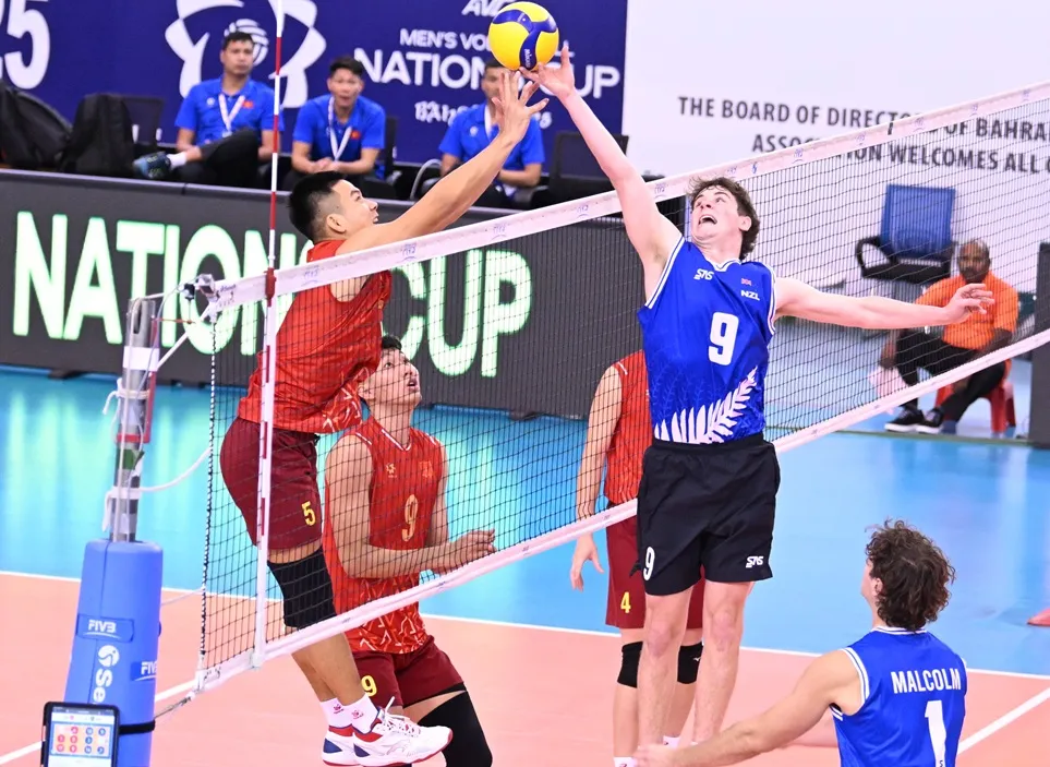 Quốc Duy (5) là cầu thủ ghi điểm nhiều nhất trong trận cho đội tuyển bóng chuyền nam Việt Nam. Ảnh: AVC