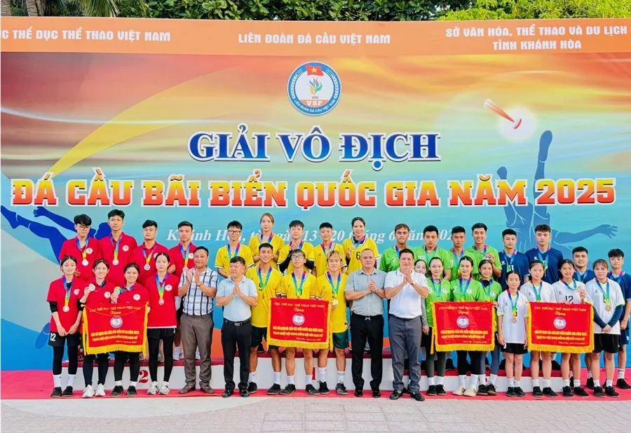 Các đội đạt kết quả cao đã nhận cờ lưu niệm của ban tổ chức. Ảnh: ĐÀO THÁI