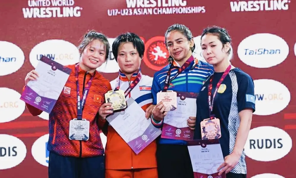 Mỹ Linh (ngoài cùng bên trái) đã giành HCB tại giải trẻ châu Á trên sân nhà. Ảnh: UWW