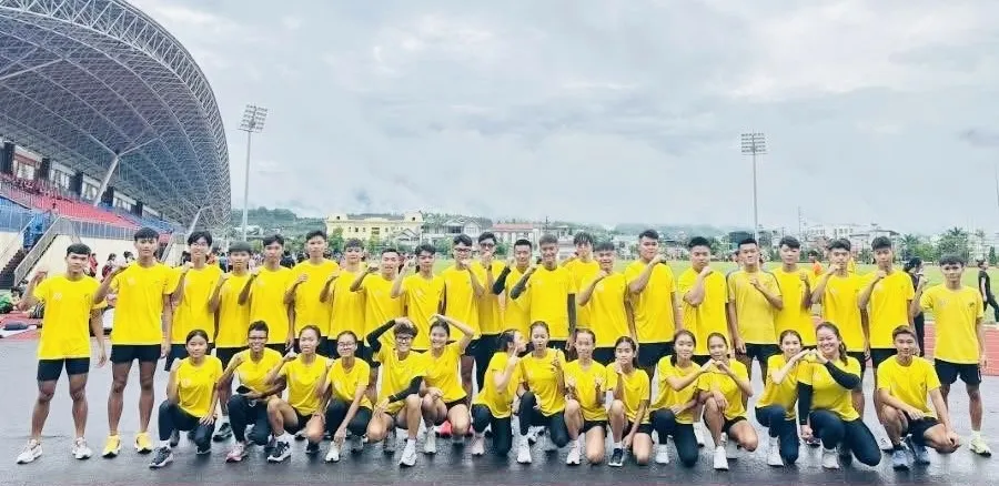 VĐV điền kinh trẻ TPHCM đã thi đấu để giữ hạng nhì toàn đoàn tại giải đấu năm nay. Ảnh: TRỊNH ĐỨC