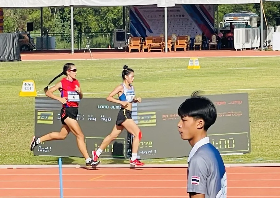 Hoàng Thị Ngọc Anh vượt qua đối thủ chủ nhà Thái Lan để về đích giành HCV nội dung 5.000m nữ. Ảnh: NGUYỄN ĐỨC