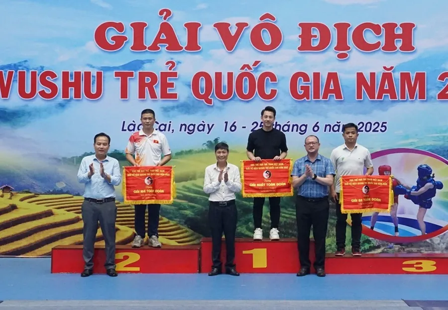 Ban tổ chức trao cờ cho các đơn vị dẫn đầu ở nội dung taolu tại giải. Ảnh: VŨ VĂN